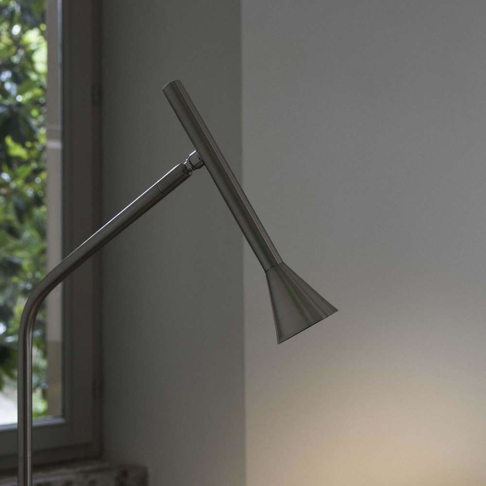 Светещата глава на лампиона Ideal Lux Diesis PT 285337 с никелово покритие е показана отстрани пред стена
