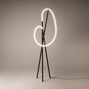 LED лампион Maytoni Crochet MOD369FL-L36B3K с черна тринога и бели светещи извивки на сив фон