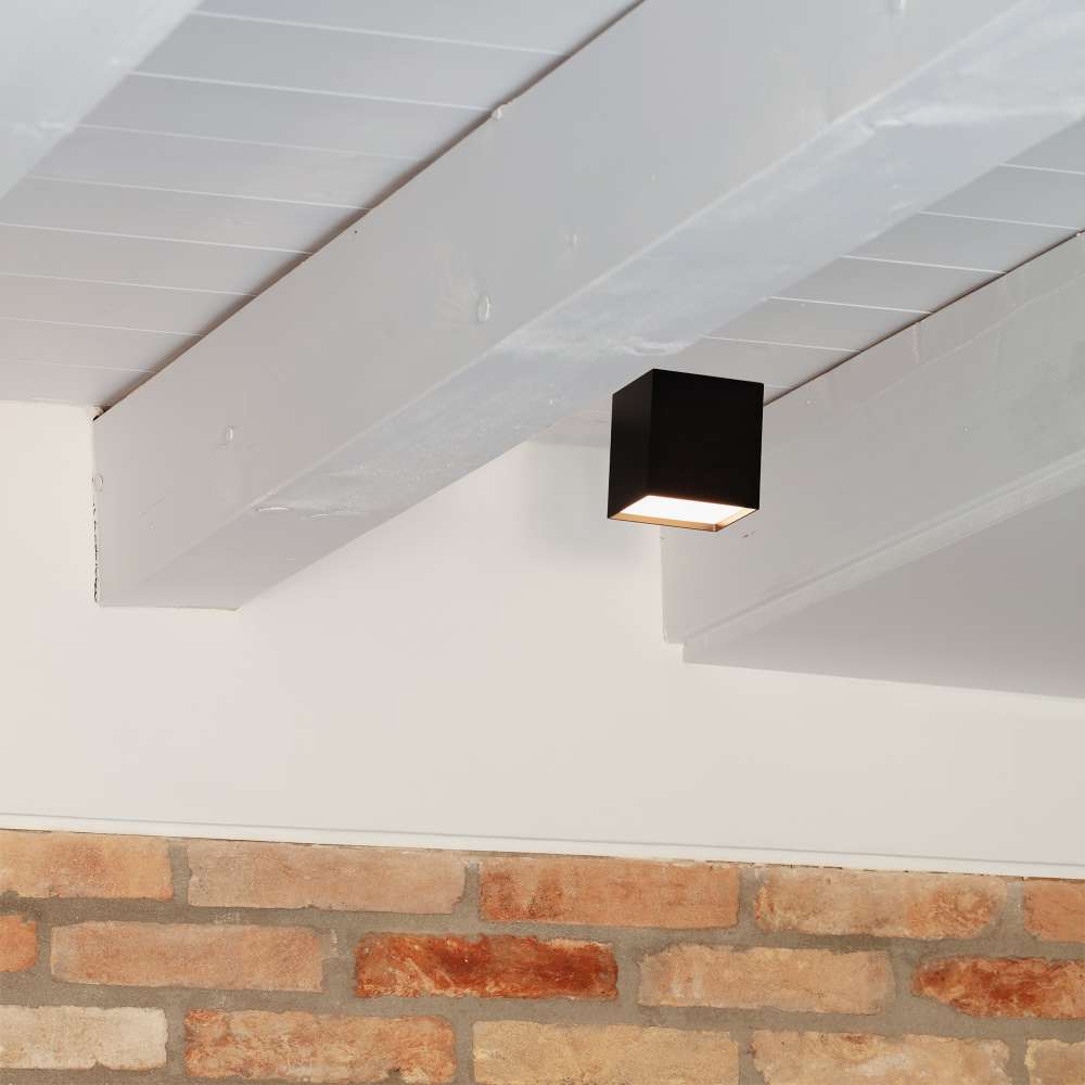 Ideal Lux Kubiko 303314 - черен квадратен осветител Kubiko върху бяла таванна греда