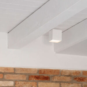 Ideal Lux Kubiko 303321 - бял квадратен осветител Kubiko върху бяла таванна греда