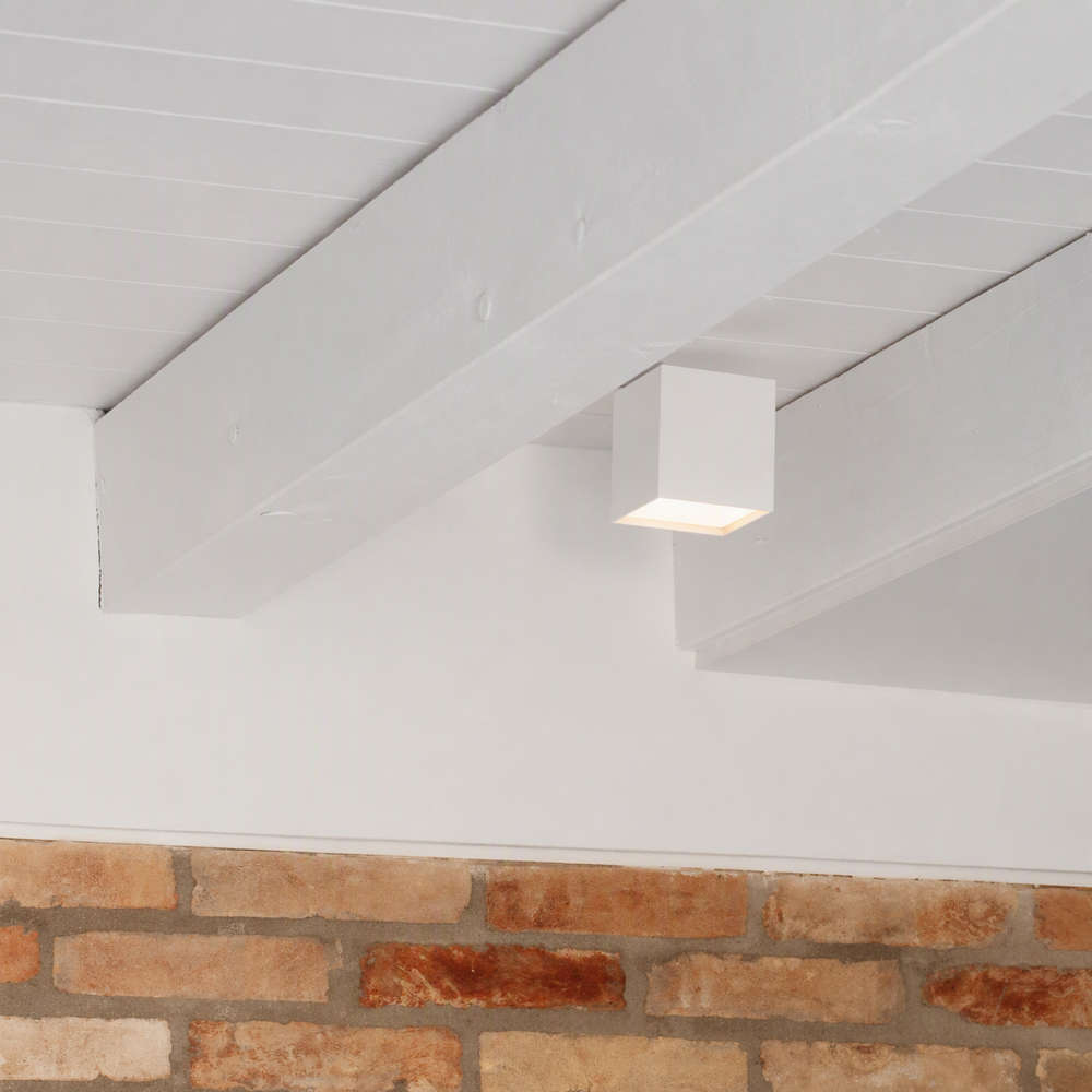 Ideal Lux Kubiko 303321 - бял квадратен осветител Kubiko върху бяла таванна греда