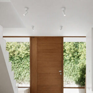 Ideal Lux Play 258287 - в интериор Ideal Lux Play 258287 - бели насочващи се спотове Play върху таван в коридор