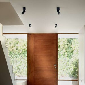 Ideal Lux Play 268101 - в интериор Ideal Lux Play 268101 - черни насочващи се спотове Play върху таван в коридор