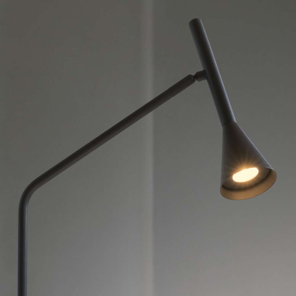 Детайл на черната подвижна глава на настолната лампа Ideal Lux Diesis TL 283333 с включен LED източник