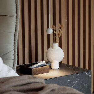 Пендел Ideal Lux Archimede SP Sfera 310602 в бяло е окачен до легло над нощно шкафче