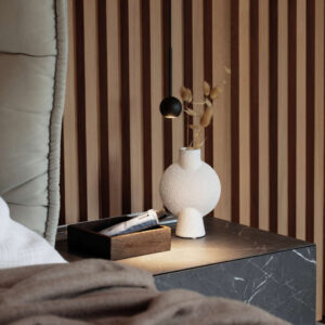 Пендел Ideal Lux Archimede SP Sfera 328355 в черно е окачен до легло над нощно шкафче