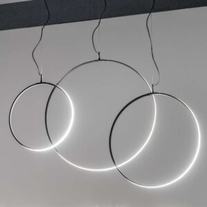 Три светещи пръстена Ideal Lux Circus с различни диаметри в близък кадър