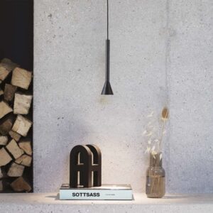 Ideal Lux Diesis SP 279770 в цвят черен е окачен пред бетонна стена над рафт с книги и ваза