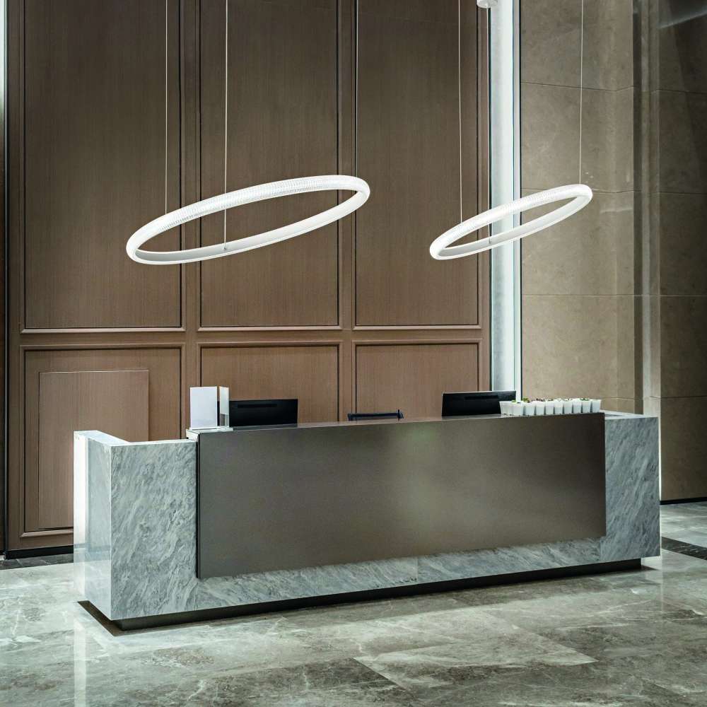 Композиция с LED пендели Ideal Lux Miracle над рецепция