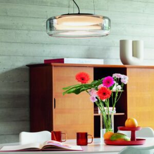 Светещият стъклен пендел Ideal Lux Topico SP D45 333045 е окачен над маса до дървен шкаф