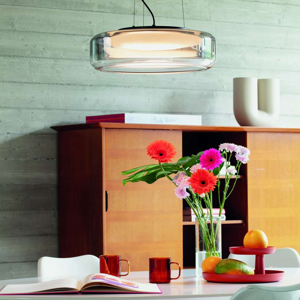 Светещият стъклен пендел Ideal Lux Topico SP D45 333045 е окачен над маса до дървен шкаф