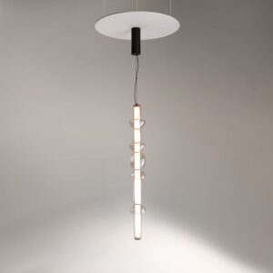 LED пендел Maytoni Cosmo MOD210PL-L39B3K в цвят черен, показан с вертикално окачване на сив фон