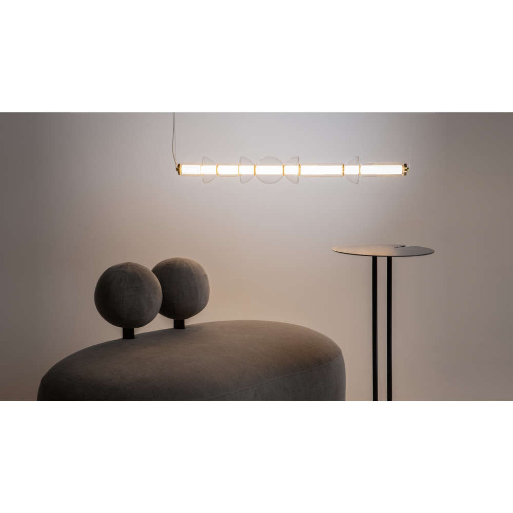 Хоризонтално окачен LED пендел Maytoni Cosmo MOD210PL-L39BS3K в цвят месинг над сив диван