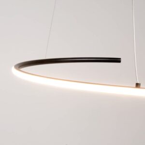 Близък изглед на черното тяло и силиконовия дифузер на Maytoni Curve MOD242PL-L33BK