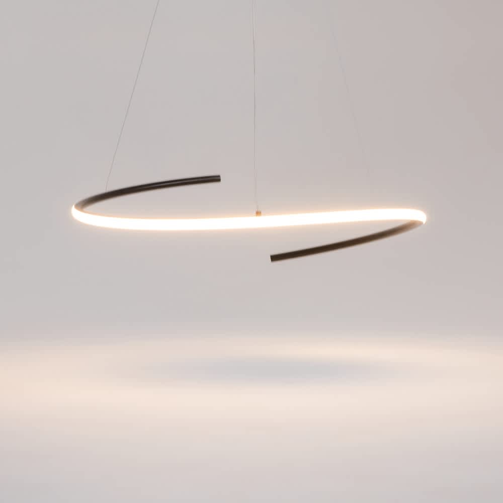 LED пендел Maytoni Curve MOD242PL-L33BK черен с включена светлина на сив фон