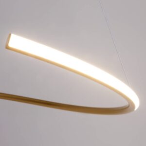 Близък изглед на месинговото покритие и белия дифузер на Maytoni Curve MOD242PL-L33BSK