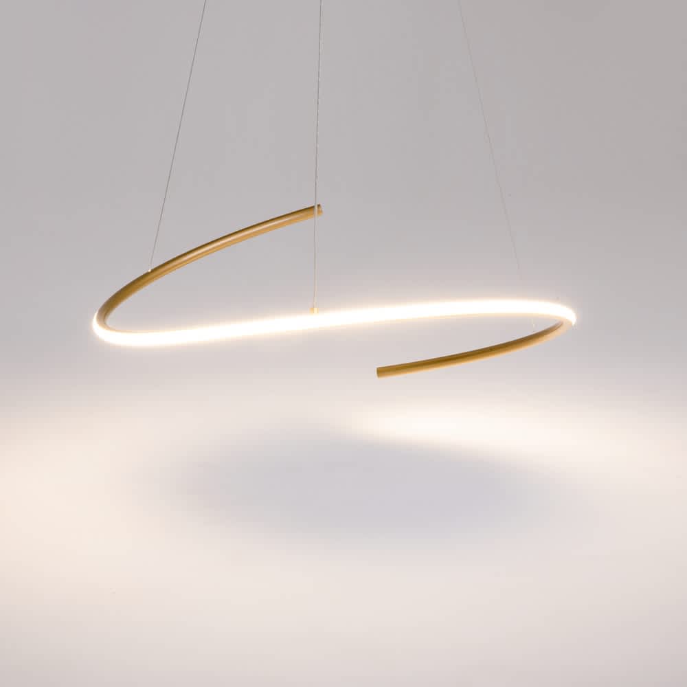 LED пендел Maytoni Curve MOD242PL-L33BSK в цвят месинг с включена светлина на сив фон