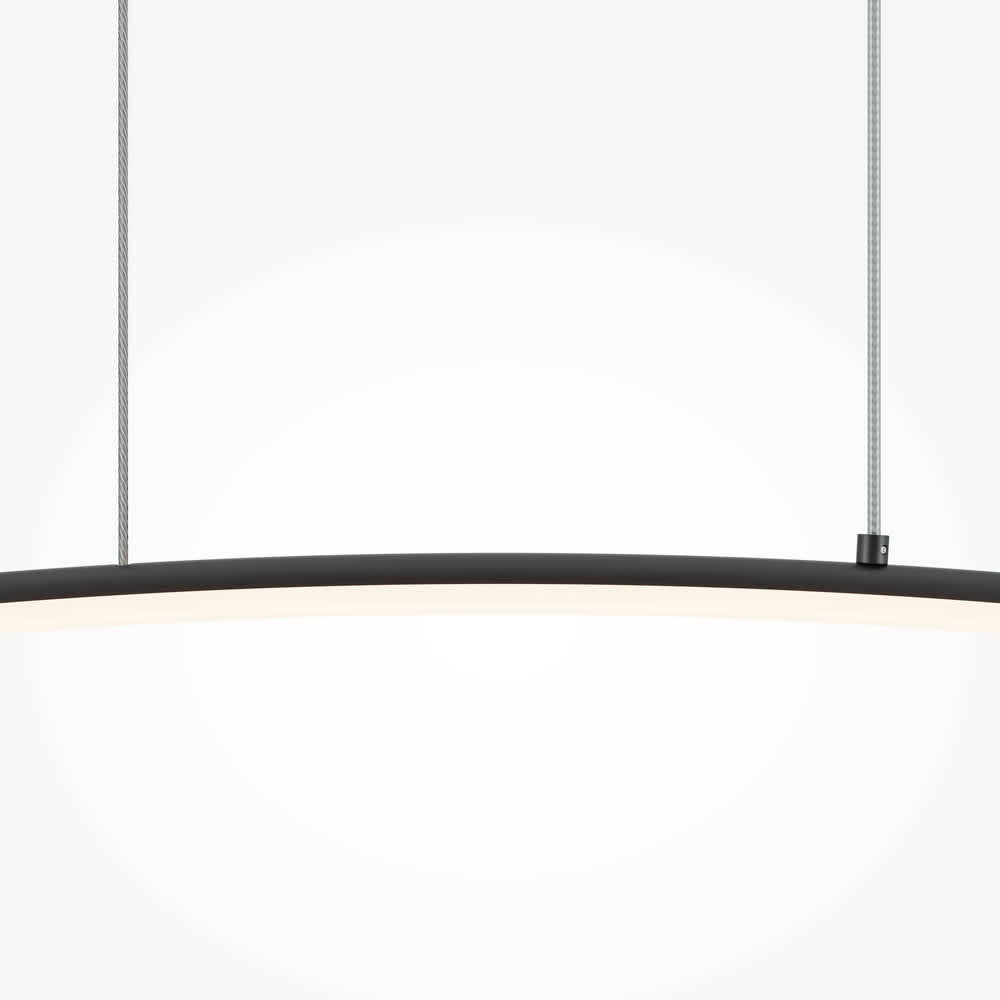 Детайл на черното метално тяло и белия дифузер на Maytoni Curve MOD243PL-L18BK