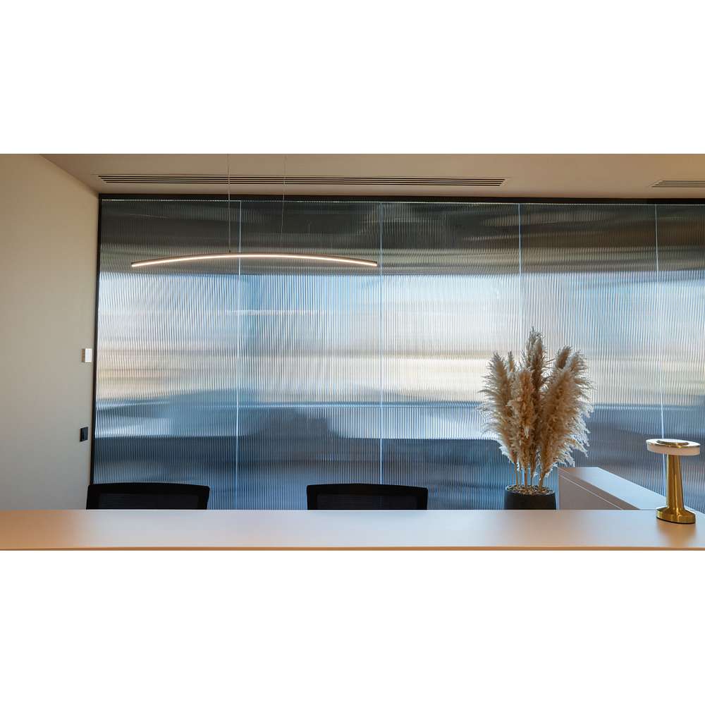 Черен LED пендел Maytoni Curve MOD243PL-L18BK над плот в интериор