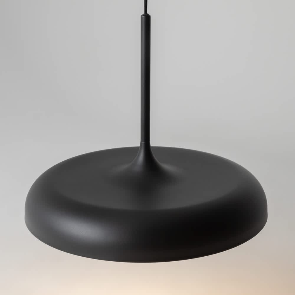 Извитата горна повърхност на металния абажур на Maytoni Gerhard MOD189PL-L18B3K1