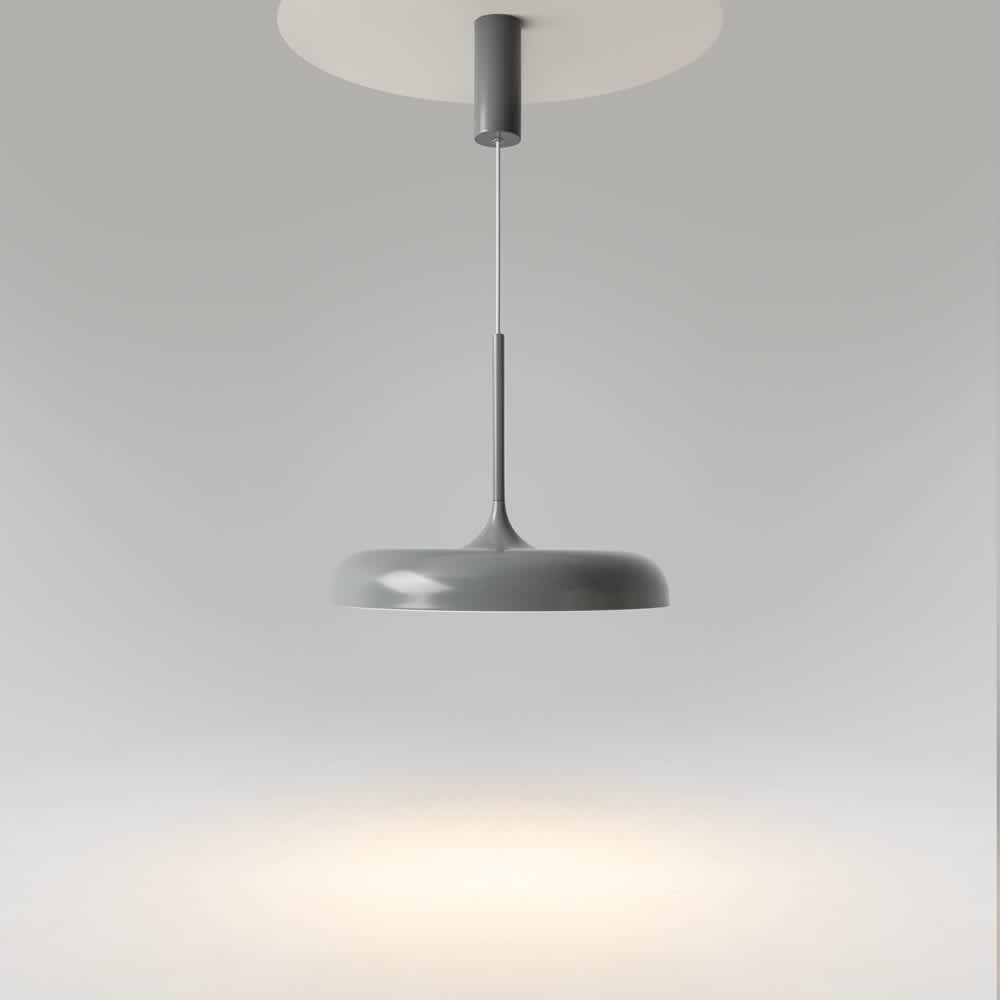 Профилът на металния абажур и тънкото окачване на Maytoni Gerhard MOD189PL-L18GR3K1, видени отпред