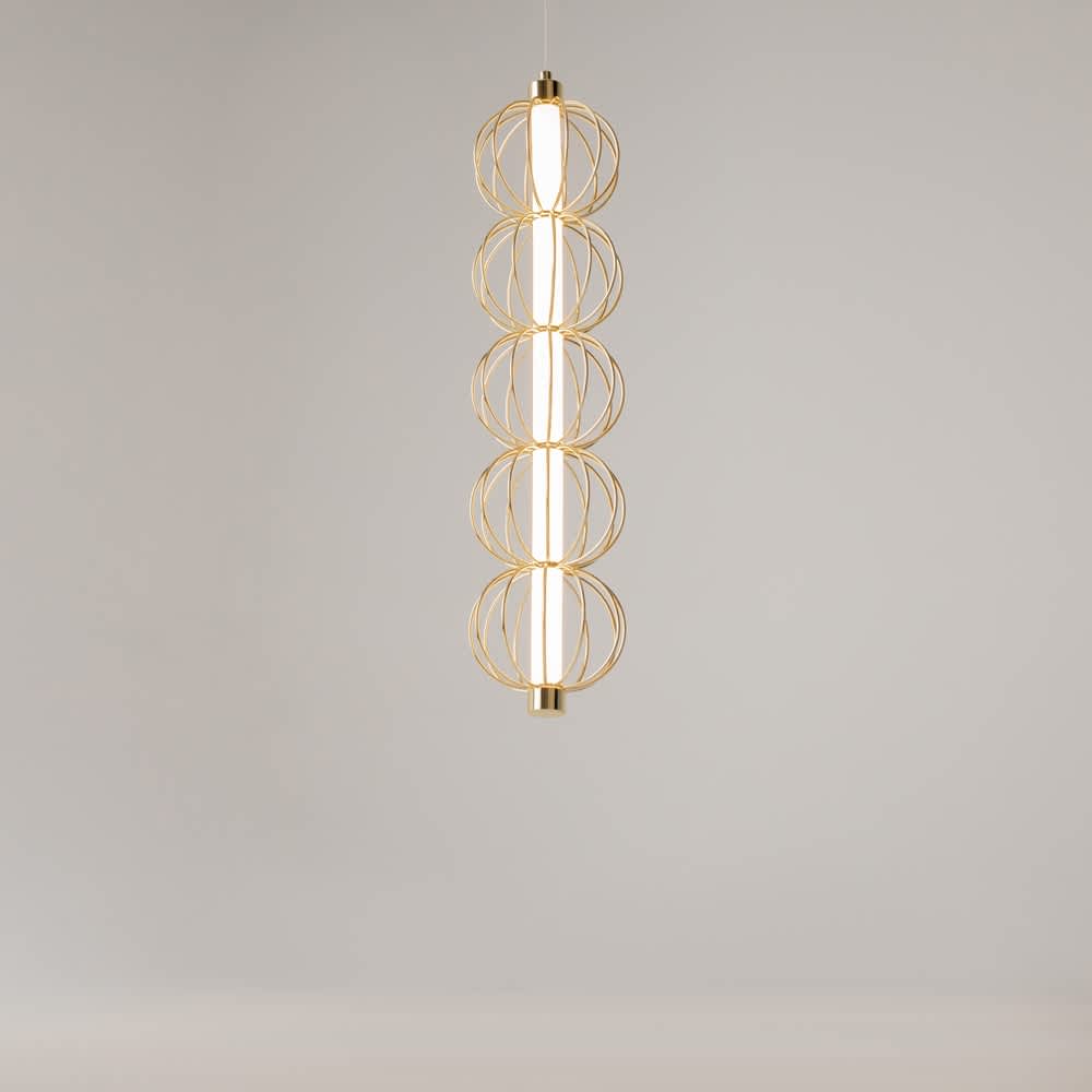 Петте метални сфери и вертикалната светлинна тръба на Maytoni Golden Cage MOD216PL-L10G3K, видени отпред