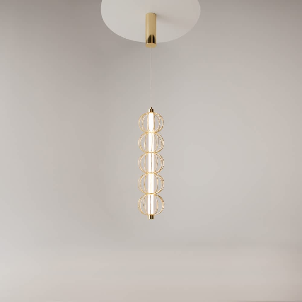 Maytoni Golden Cage MOD216PL-L10G3K в цял ръст с пет златисти метални сфери и таванна розетка
