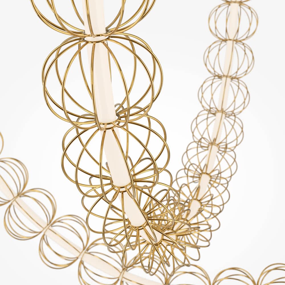 Металните пръстени и светлинната тръба на Maytoni Golden Cage MOD216PL-L42G3K в близък план