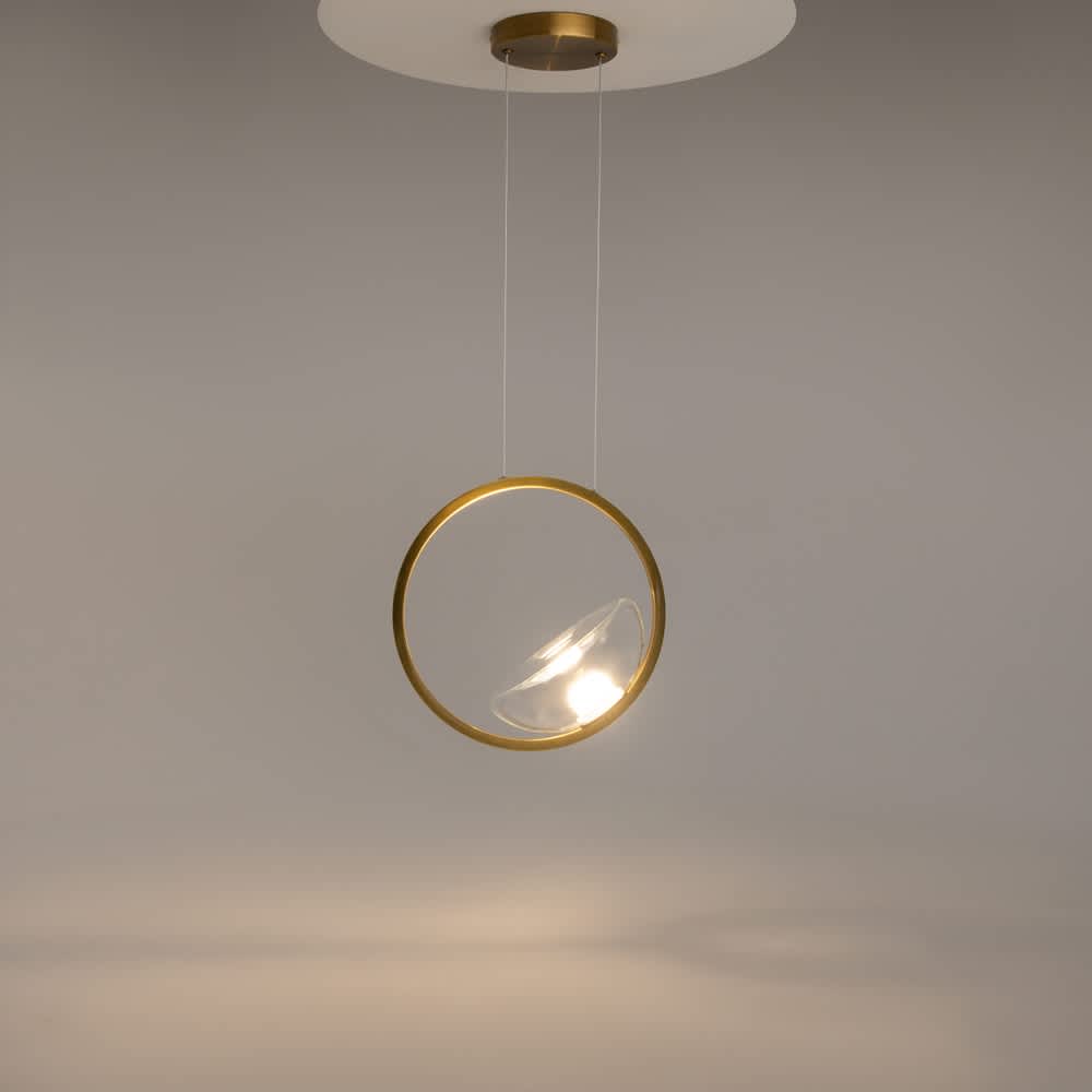 LED пендел Maytoni Lunare MOD327PL-L5BS3K с месингов метален ринг и прозрачен извит стъклен абажур на сив фон