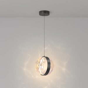 Единичният пендел Maytoni Misterio MOD379PL-L6B2.7K с включена светлина и отблясъци върху стената