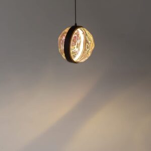 Единичен LED пендел Maytoni Misterio MOD379PL-L6B2.7K с черен метален ринг и стъклен абажур с многоцветен ефект