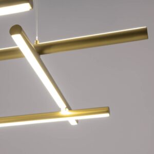 Пресичащите се златни елементи и белите дифузери на Maytoni Radiance MOD278PL-L86G3K