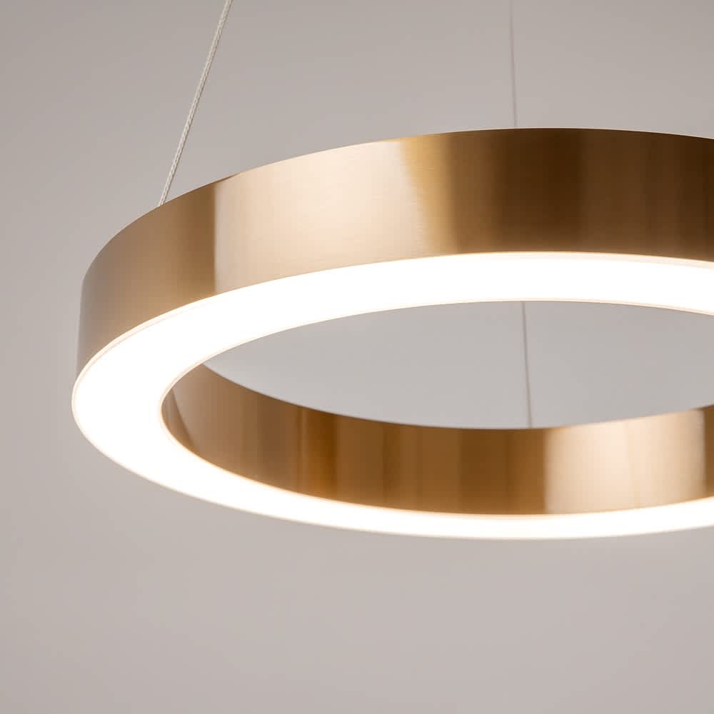 Белият светещ дифузер и металният ръб на LED пендел Maytoni Saturno MOD415PL-L36BS4K