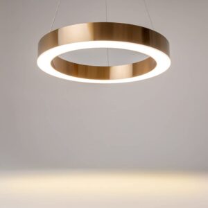 LED пендел Maytoni Saturno MOD415PL-L36BS4K с месингов ринг с диаметър 40 см и бял долен дифузер на сив фон