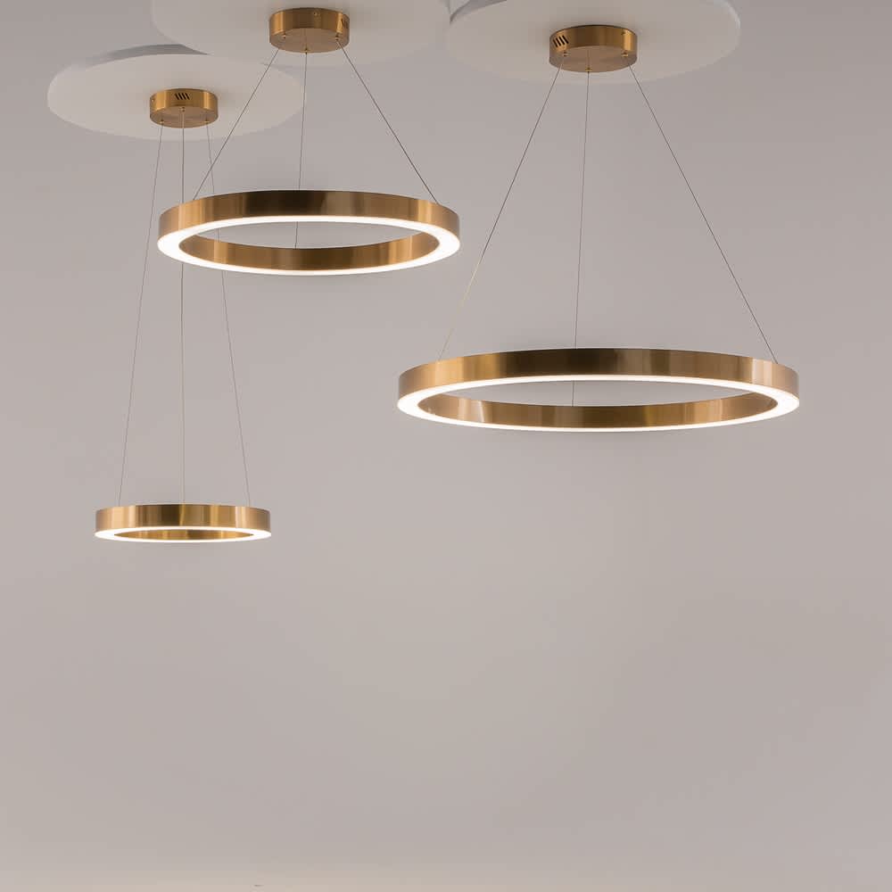 Пендели Maytoni Saturno с диаметри 40, 60 и 80 см, окачени на различни височини на сив фон