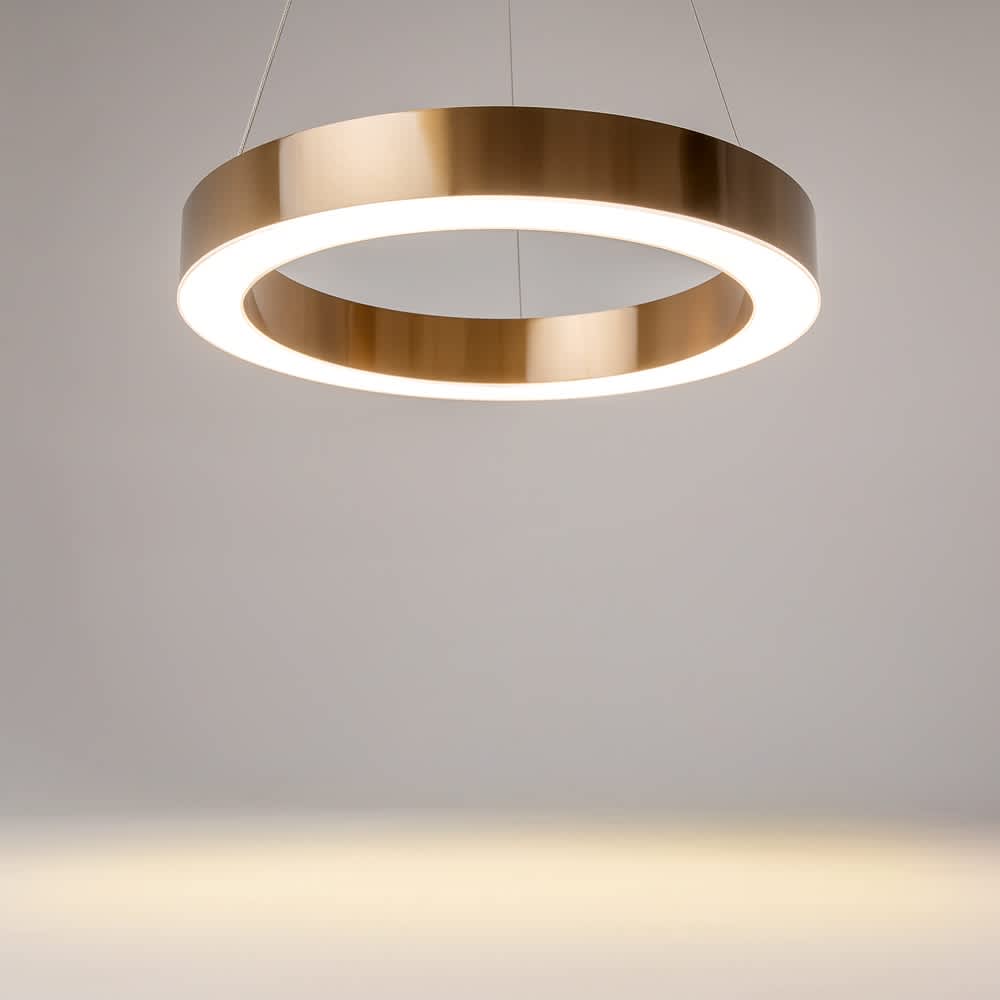 LED пендел Maytoni Saturno MOD415PL-L36BS4K с месингов ринг с диаметър 40 см и бял долен дифузер на сив фон
