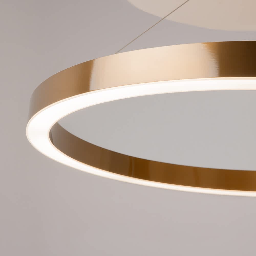Белият светещ дифузер и металният ръб на LED пендел Maytoni Saturno MOD415PL-L60BS4K