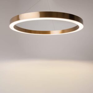LED пендел Maytoni Saturno MOD415PL-L60BS4K с месингов ринг с диаметър 80 см и бял долен дифузер на сив фон