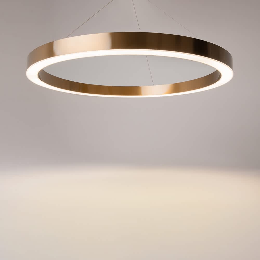 LED пендел Maytoni Saturno MOD415PL-L60BS4K с месингов ринг с диаметър 80 см и бял долен дифузер на сив фон