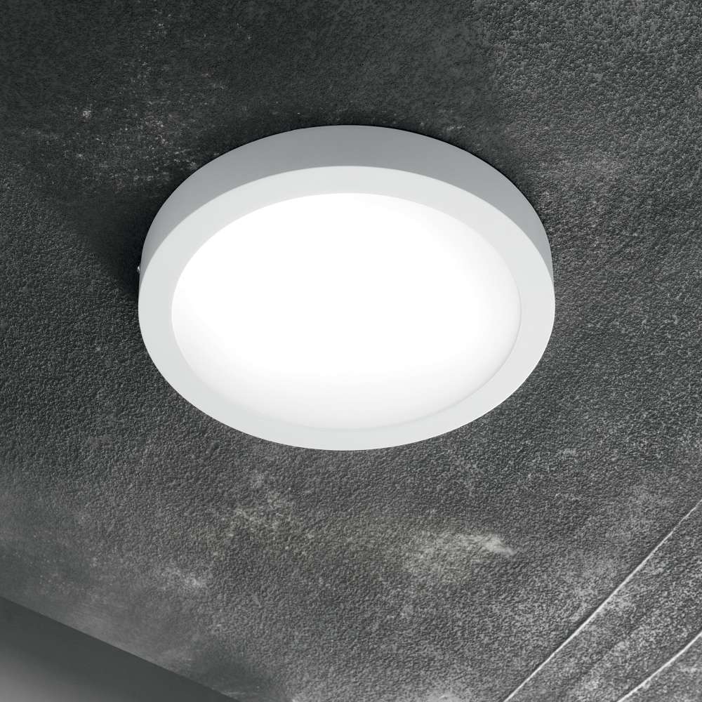 Ideal Lux Universal Round 138602 - общ интериорен кадър на серията с бял кръгъл плафон върху сив таван