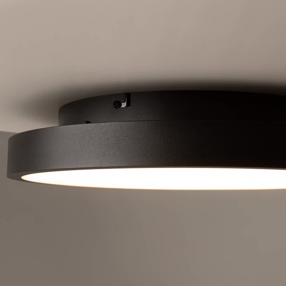 Свързването на Maytoni Orign MOD311CL-L27B3K с тавана и светлинният процеп в страничен изглед