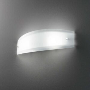 Белият стъклен аплик Ideal Lux Ali AP2 026558 е показан включен върху сива стена