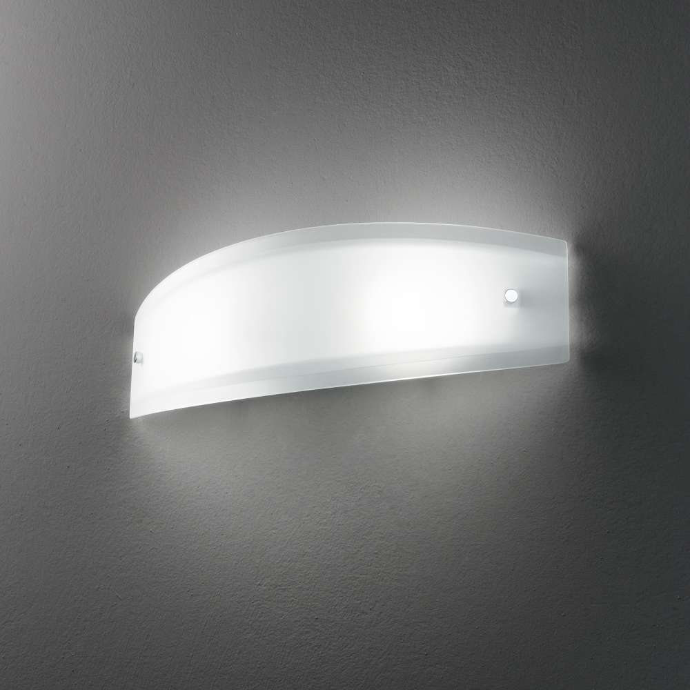 Белият стъклен аплик Ideal Lux Ali AP2 026558 е показан включен върху сива стена