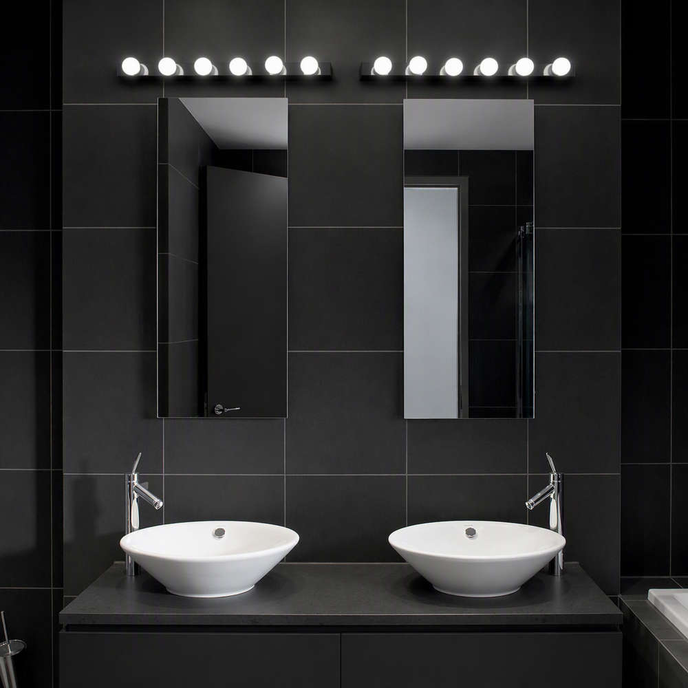 Два черни аплика Ideal Lux Prive AP6 над огледала