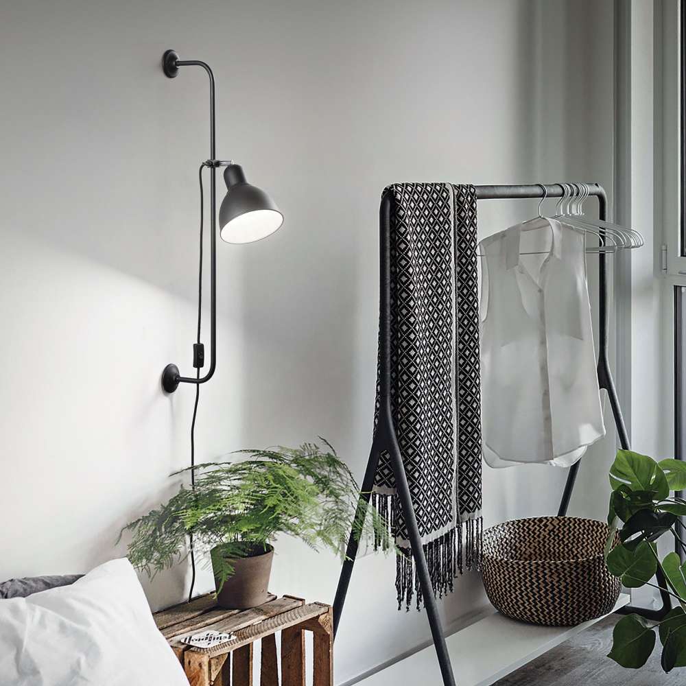 Черен аплик Ideal Lux Shower AP1, монтиран до легло