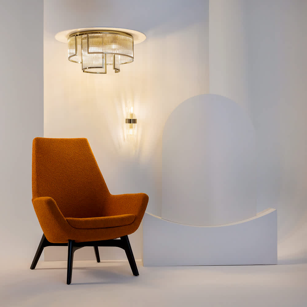 Златист аплик Maytoni Frame MOD174WL-02G със стъклени тръбички на стената зад фотьойл