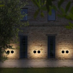 Черни аплици Ideal Lux Punto AP D30 328577 осветяват тухлена фасада