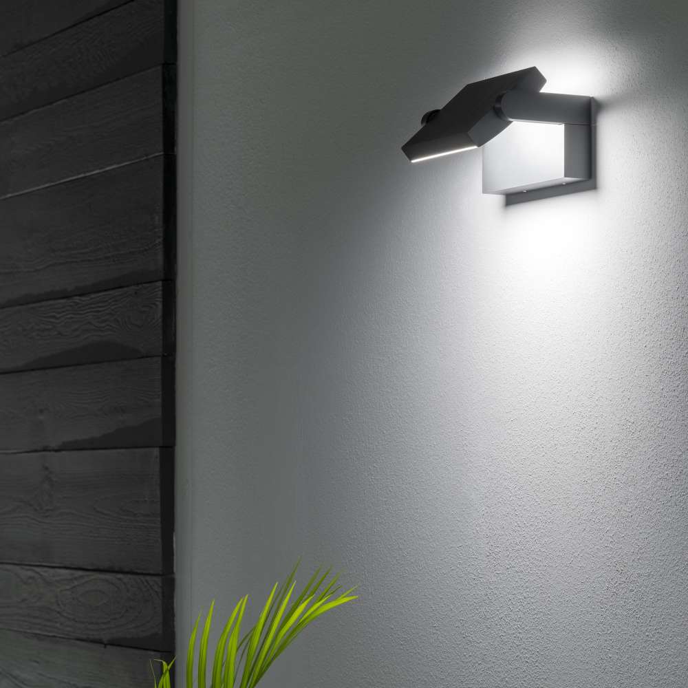 Външен аплик Ideal Lux Swipe AP в цвят антрацит с наклонена глава на сива стена
