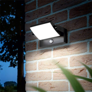 Аплик Ideal Lux Swipe AP Sensor в цвят антрацит осветява тухлена фасада