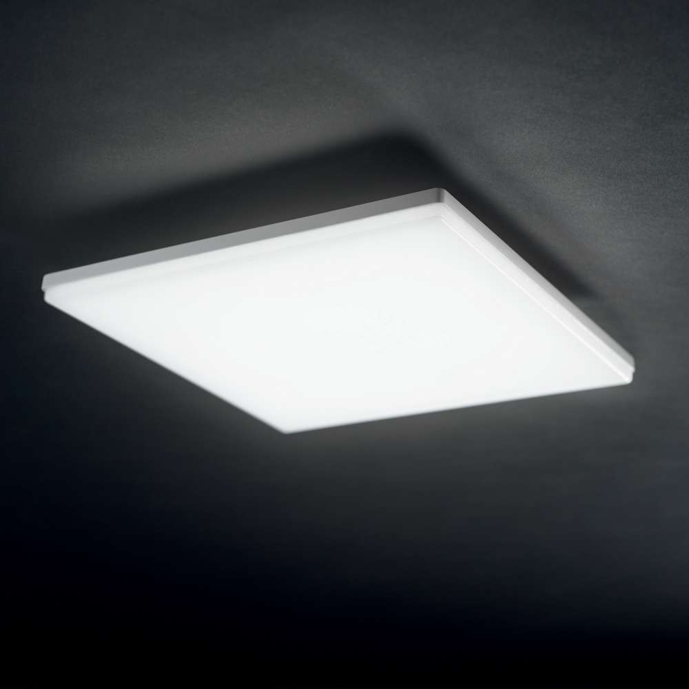 Квадратният плафон Ideal Lux Mib 202921 на таван с включена светлина